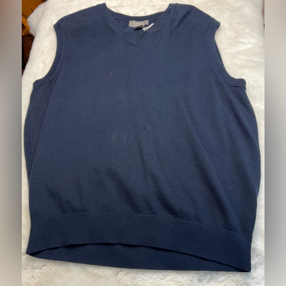 Navy blue sweater vest new with tags Daniel Cremieux.